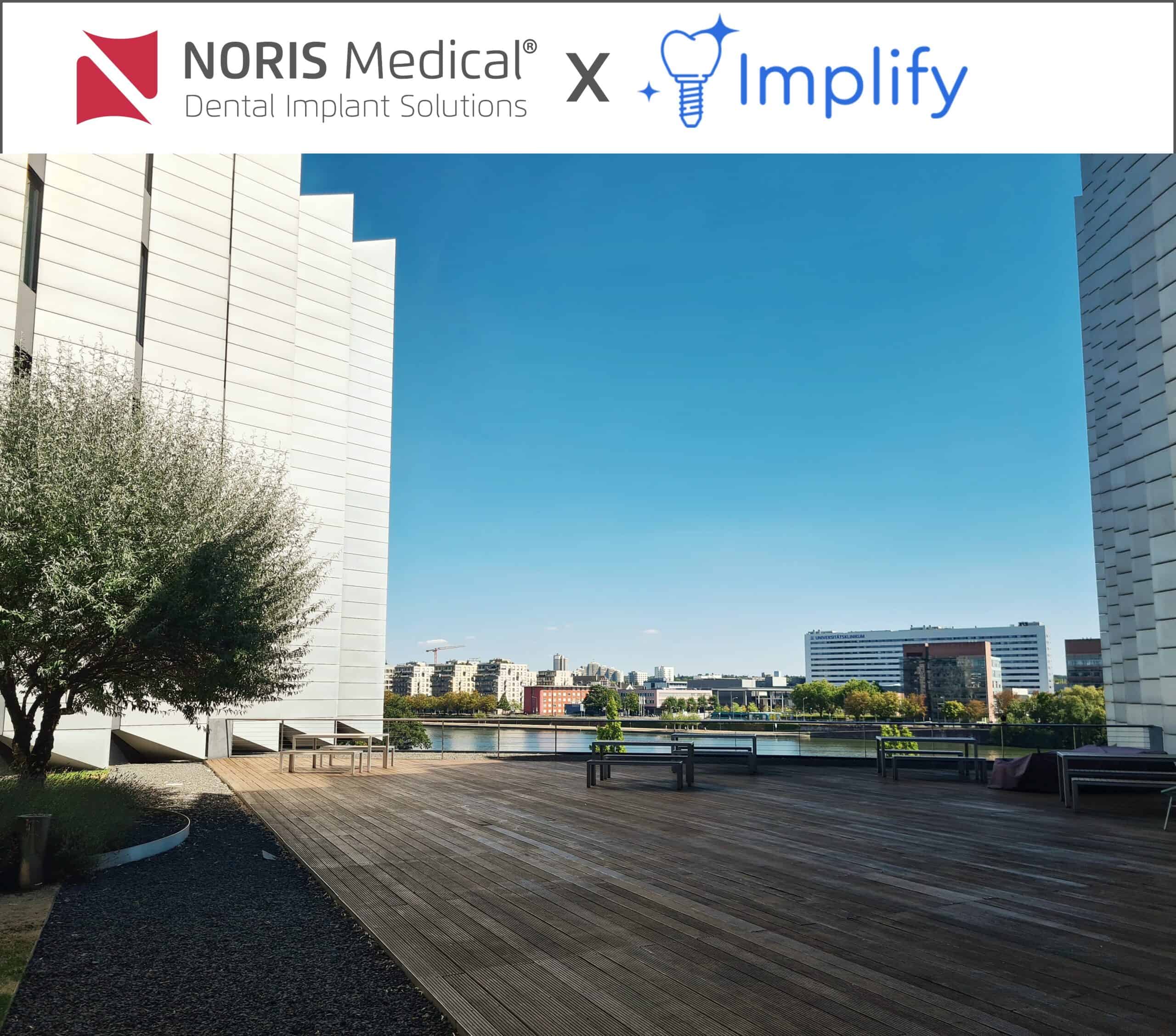 Die Dachterrasse von Implify mit den Logos von Noris Medical und Implify